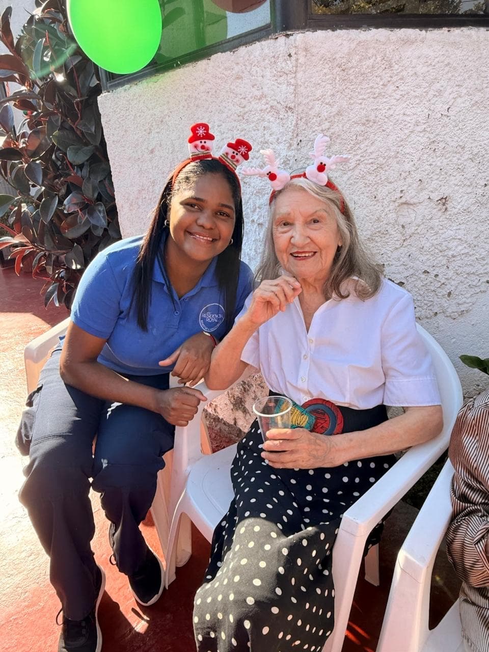 Margarita con una de las cuidadoras de la residencia